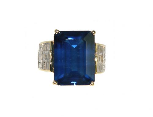 CONTEMPORARY 14KT. YELLOW GOLD, DIAMOND AND SAPPHIRE RING